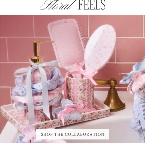 LOVESHACKFANCY Wet Brush Paddle Detangler in Rosa Beaux display picture 1